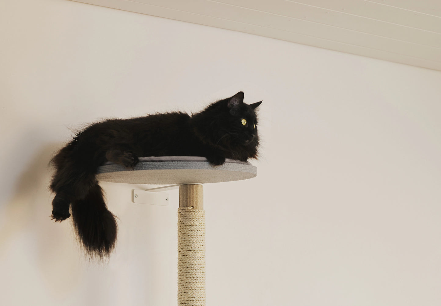 Suomessa käsityönä valmistettu raapimispuu aidoista materiaaleista. 