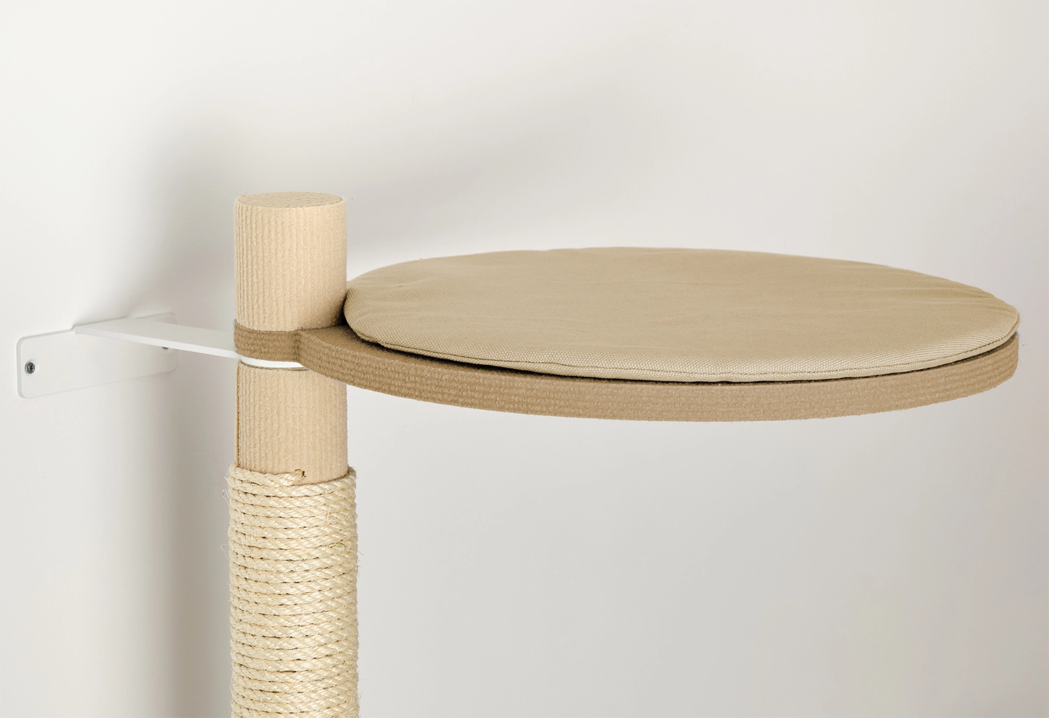 Kissan lepotaso, jonka päällä on vaihdettava tyyny.