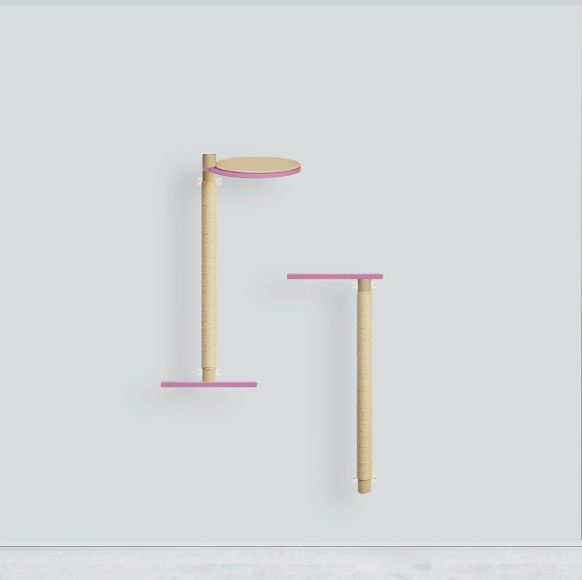 Kissan tukeva kiipeilypuu vaaleanpunaisilla tasoilla