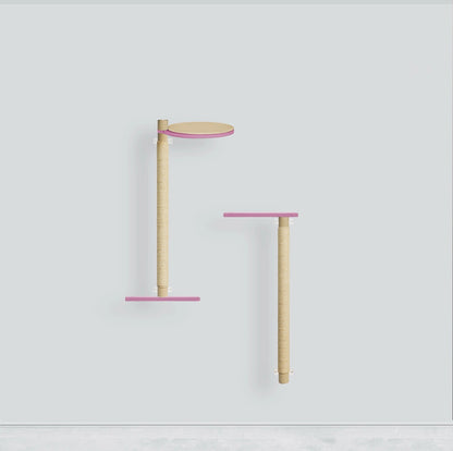 Kissan tukeva kiipeilypuu vaaleanpunaisilla tasoilla