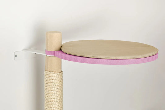 Korkea raapimistolppa kissan kiipeilypuussa