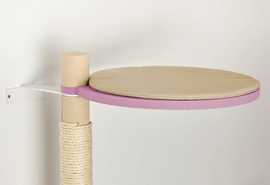 Korkea raapimistolppa kissan kiipeilypuussa