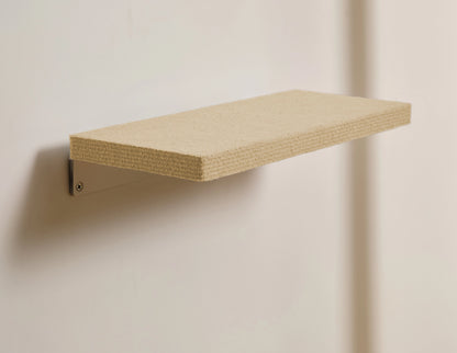 Kissan askelmataso on osa kiipeilypuun kokonaisuutta. Design-huonekalu