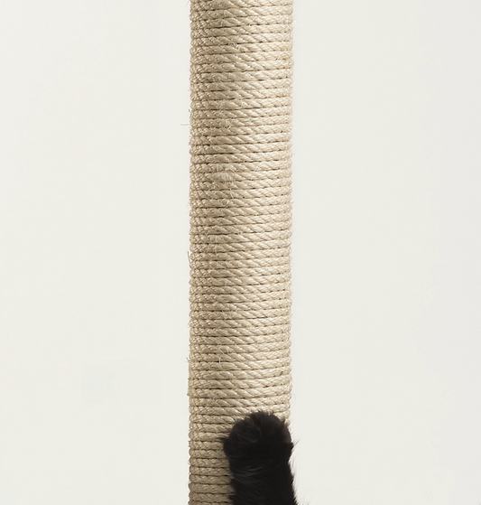 Kissan korkealle ulottuva raapimistolppa, jossa on lujaa sisal-köyttä.